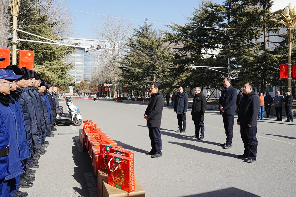 校领导慰问寒假期间坚守岗位一线职工
