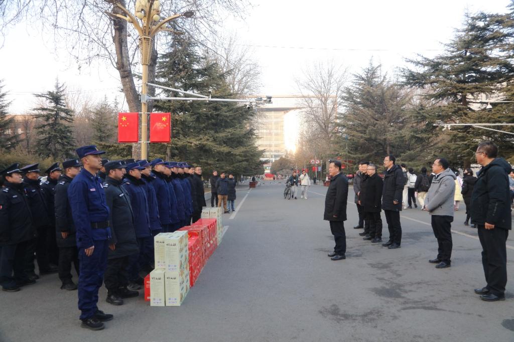 学校领导看望慰问寒假期间坚守岗位一线职工