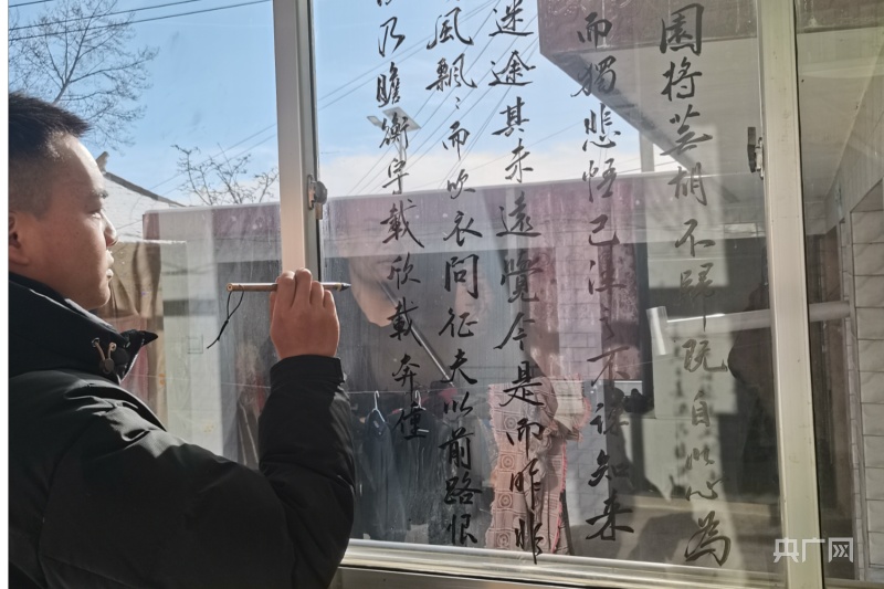 我校学生在玻璃上写《满江红》引网友“围观”